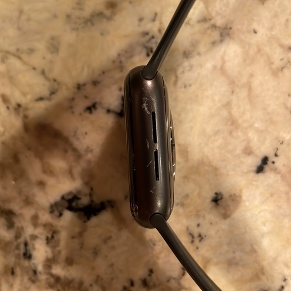Apple Watch series 5, 40mm, cracked screen - Picture 5 of 7